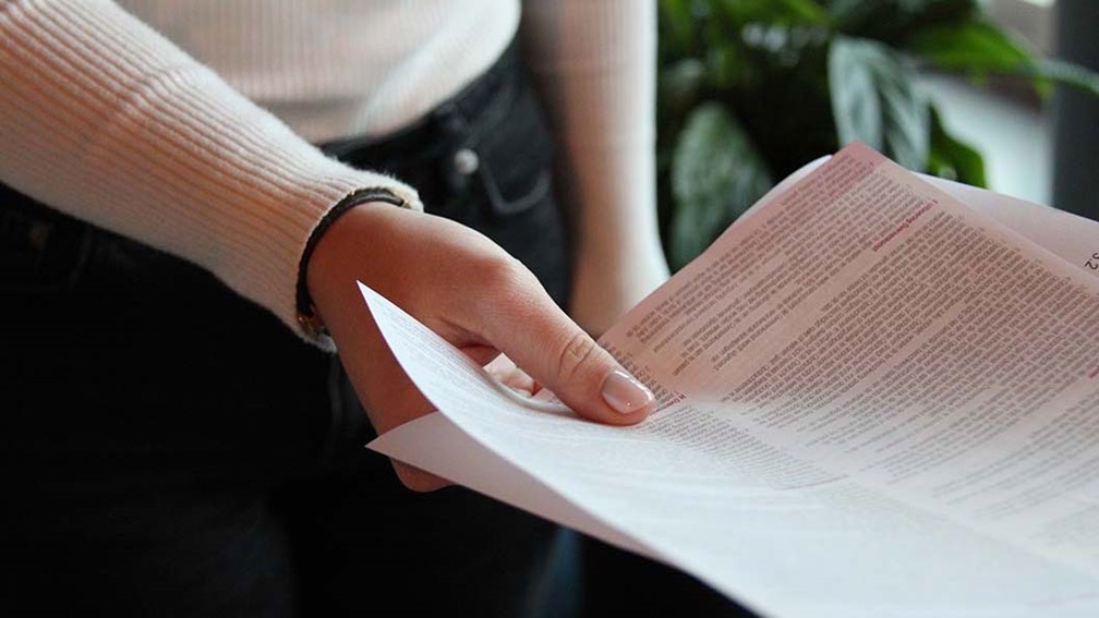Papier overhandigen