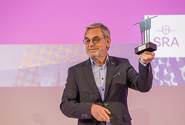 Willem van Wijngaarden met de Jan Zweekhorst Award 2022