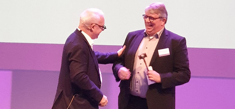 Jan Zweekhorst (rechts) neemt de voorzittershamer over van Paul Dinkgreve